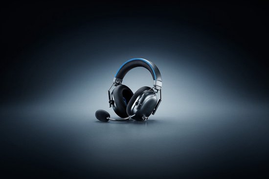 Zwarte Razer BlackShark V3 Pro gaming headset met blauwe stiksels op de hoofdband.