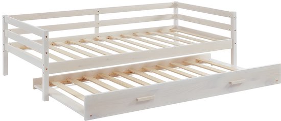 Wit houten bedframe met uitgetrokken onderschuifbed.