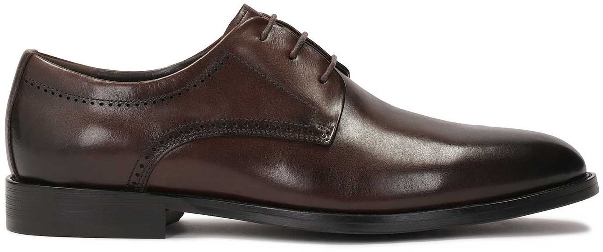 Brown shoes with open seam and openwork decoration