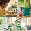 Enfant jouant avec une maison Duplo ; l'image du haut montre un enfant avec des figurines Duplo.