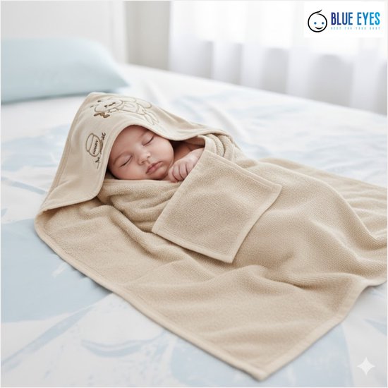 Bébé endormi enveloppé dans une serviette à capuche couleur sable avec papillon.