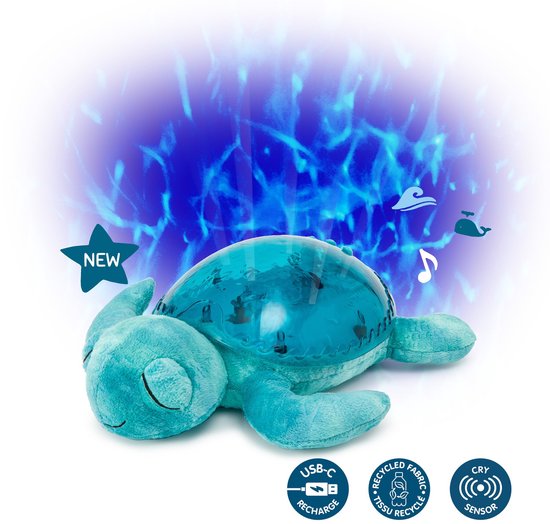 Nieuwe turquoise zeeschildpad knuffel met gloeiende blauwe waterprojectie op de achtergrond. USB-C oplaadbaar.