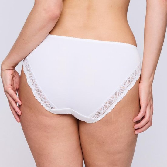 Achterkant van een witte slip met kanten details langs de onderrand.