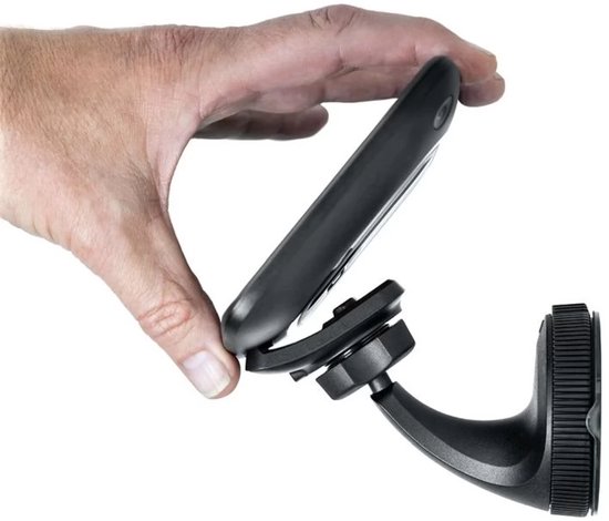 Hand houdt zwarte TomTom autohouder met zuignap vast.