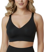 Close-up van een model met blonde krullen die een zwarte, naadloze beugel-bh met v-hals draagt.
