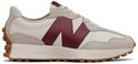 Beige sneaker met bordeauxrode 'N'-logo op de zijkant en witte details. Rubberen zool.