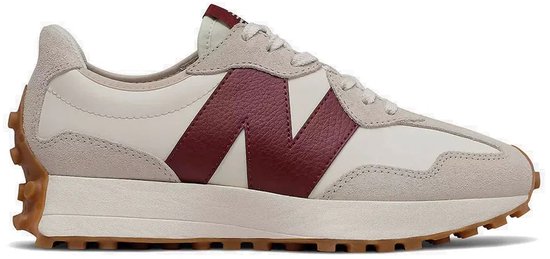 Beige sneaker met bordeauxrode 'N'-logo op de zijkant en witte details. Rubberen zool.