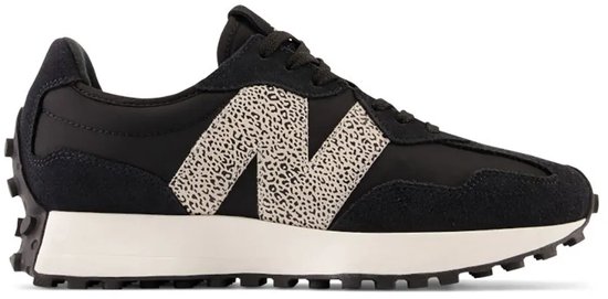 Zwarte New Balance 327 sneaker met beige luipaardprint N-logo op de zijkant en witte zool.