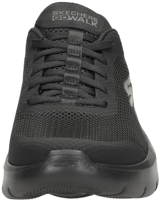 Vooraanzicht van een zwarte Skechers Go Walk Flex instapper met veters.