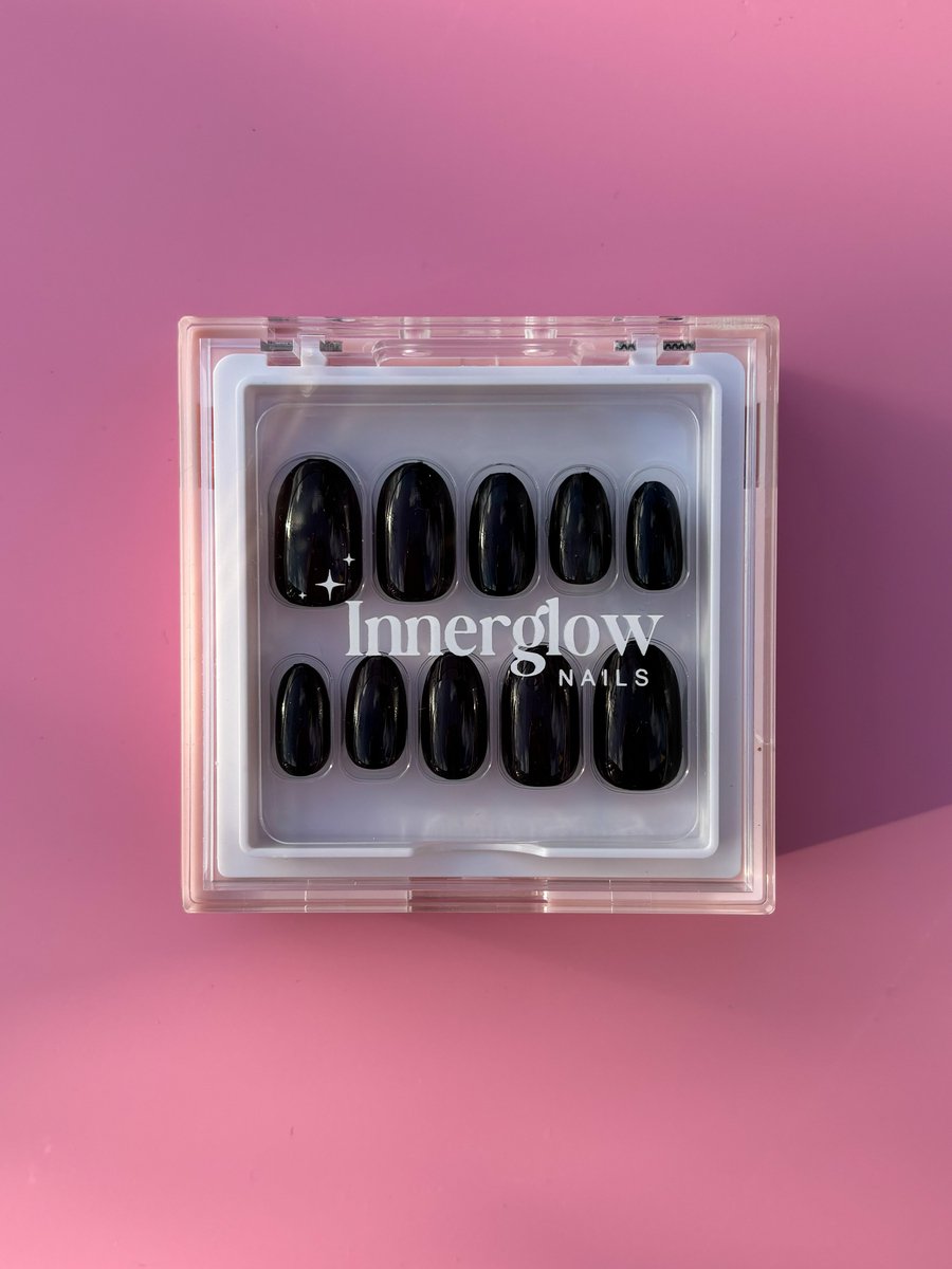 Innerglow Nails - Style ‘Noir Elegance’ - Korte Ronde Zwarte Nagels - Hoge Kwaliteit - 24-28 stuks Plaknagels - All-in-one Nail Kit met Nagellijm - Nepnagels - Kunstnagels - Zelfklevende Nagels