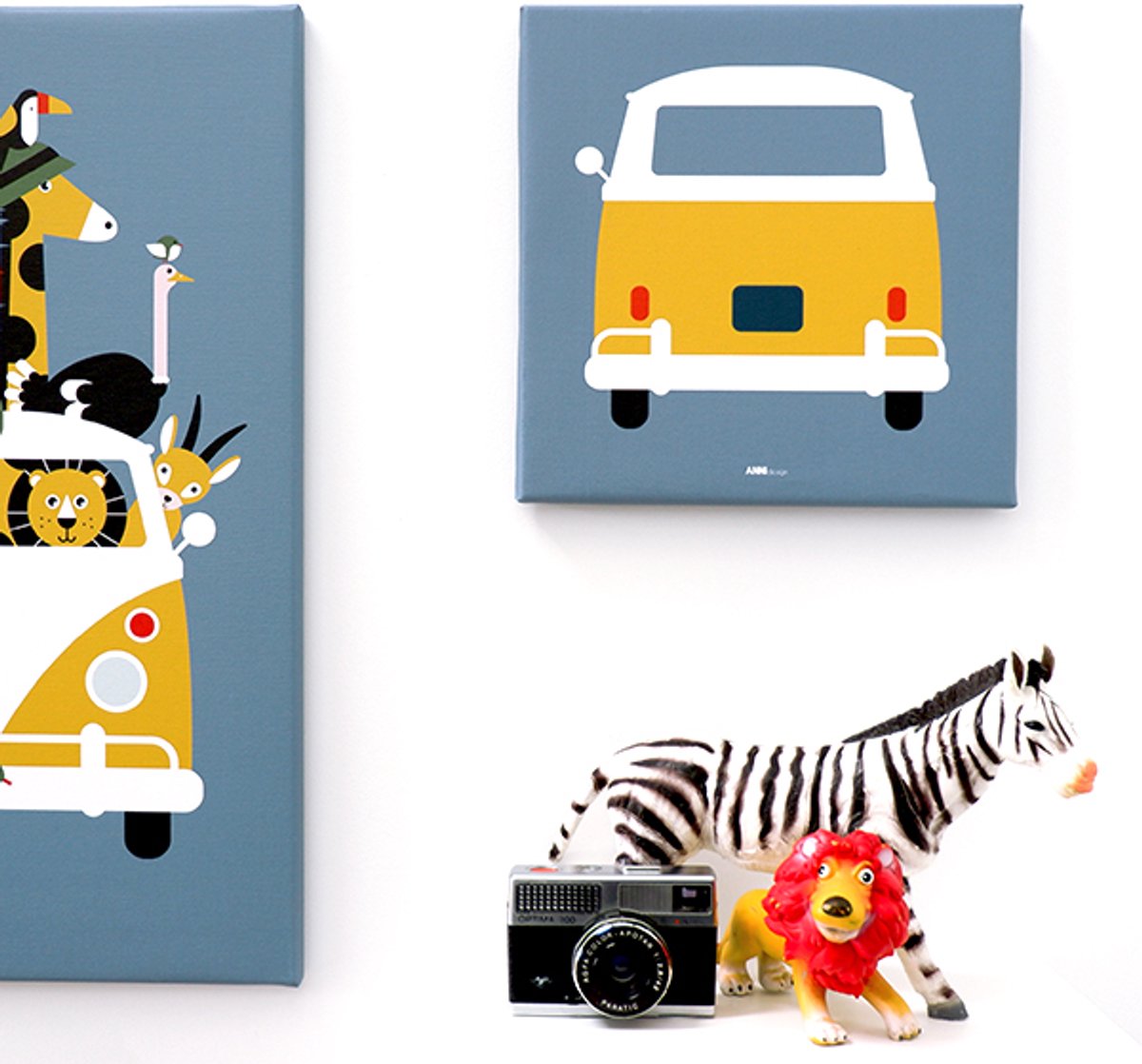 Canvas Busje schilderij 30x30 cm van een busje in oker op blauw voor kinderkamer jongenskamer slaapkamer