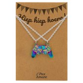 BFF Ketting voor 2 'Hiep Hiep Hoera' - Magnetische Controller - Vriendschapsketting op Cadeau Kaartje - 45cm + 5cm verstelbaar - Zilverkleurig met Regenboog effect - Verjaardags Hanger - Pax Amare