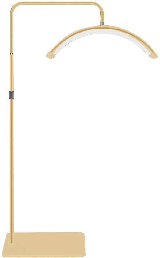 Gouden halve maan LED salonlamp op een gouden vierkante voet.