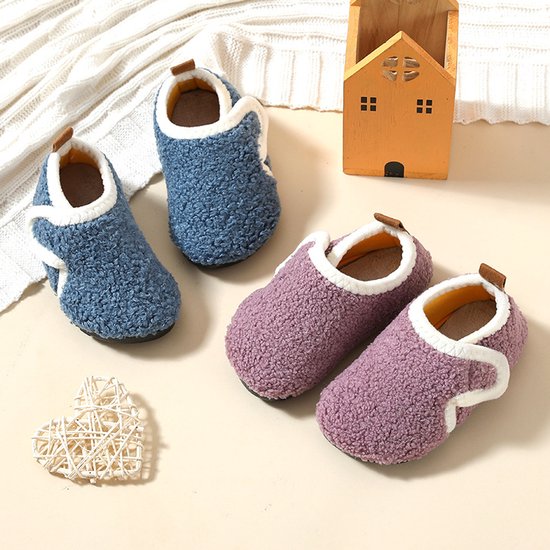 Blauwe en paarse teddy pantoffels met witte bies, met klittenbandsluiting.