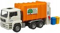 Witte vuilniswagen met oranje container. Tekst op zijkant: 'REUSE REDUCE RECYCLE'. Twee vuilnisbakken (blauw, geel) achter de wagen.