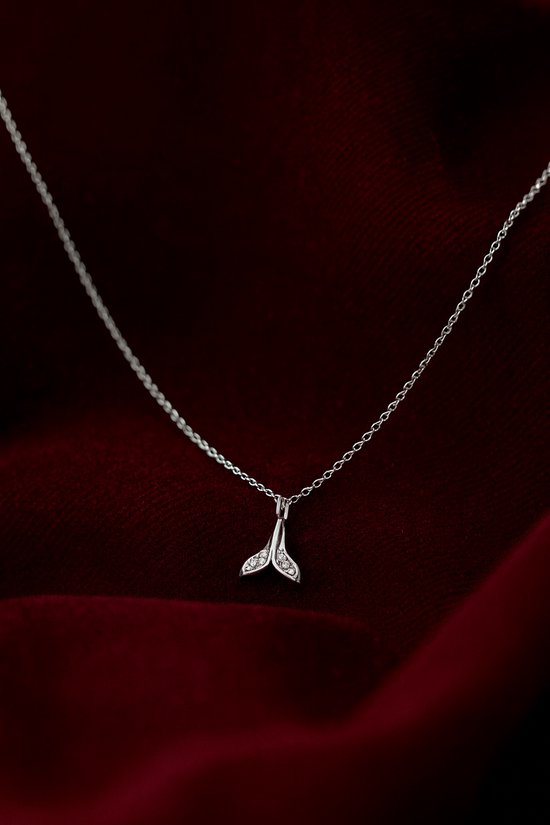 Lundholm Ketting Dames – Premium Stainless Steel – Zilver kleurige Ketting met Walvisstaart Hanger & Zirkonia (40 cm) – Ebba Serie – Waterproof & Hypoallergeen – Inclusief Luxe Geschenkverpakking