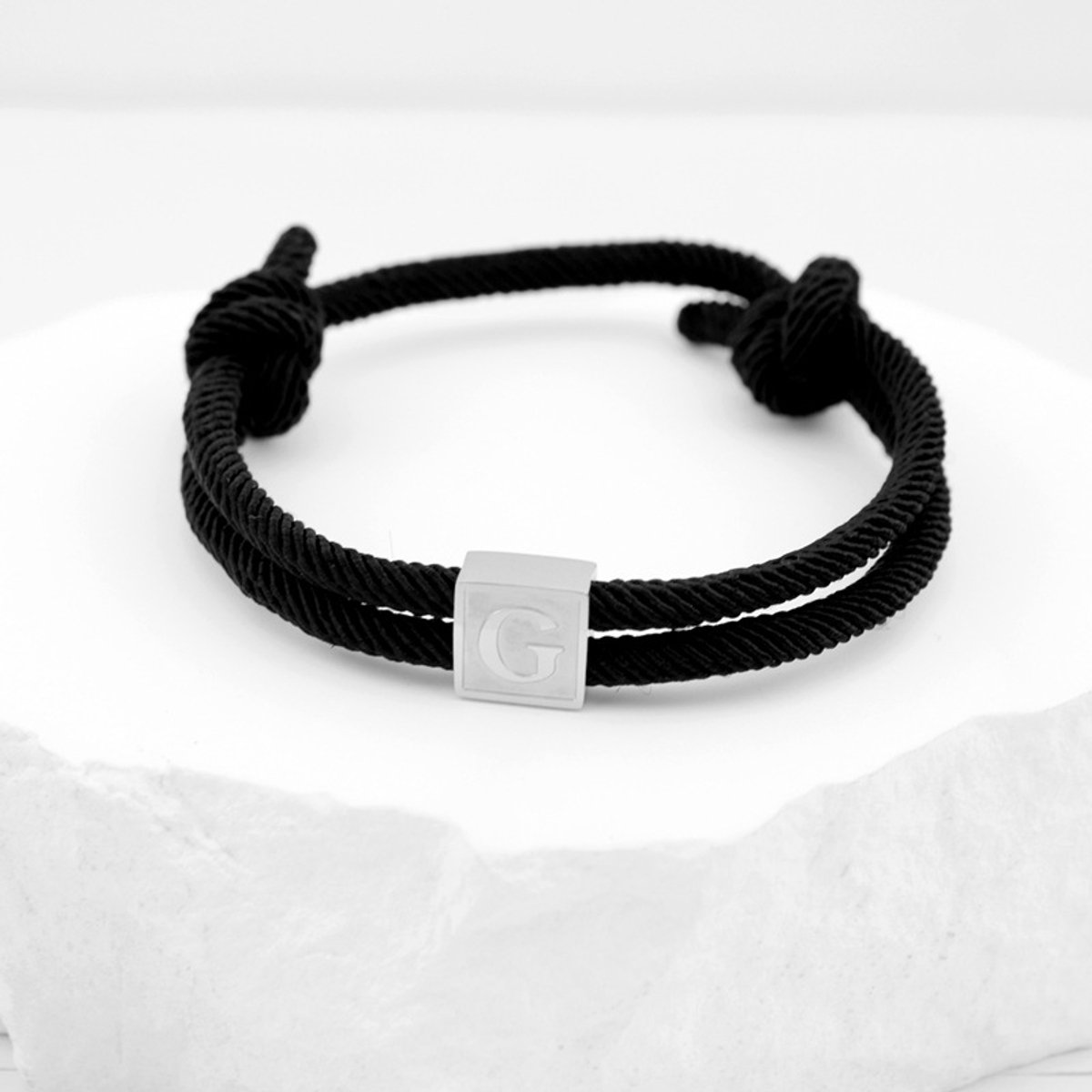 Handgeweven armband met hanger van roestvrij staal, letterarmband, zwarte gevlochten armband, verstelbaar, letter G