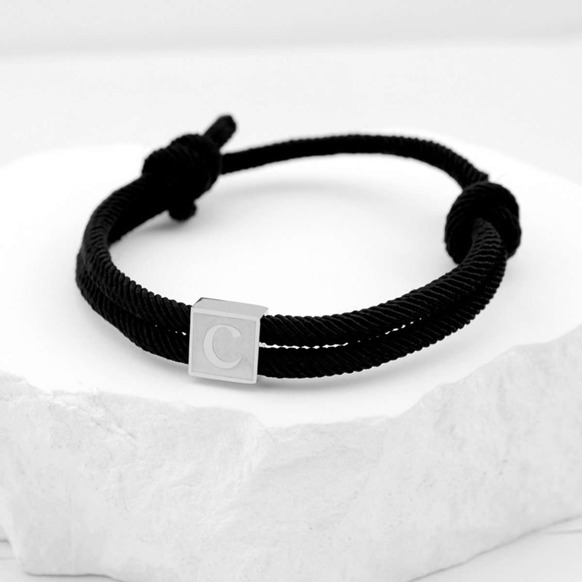 Handgeweven armband met hanger van roestvrij staal, letterarmband, zwarte gevlochten armband, verstelbaar, letter C