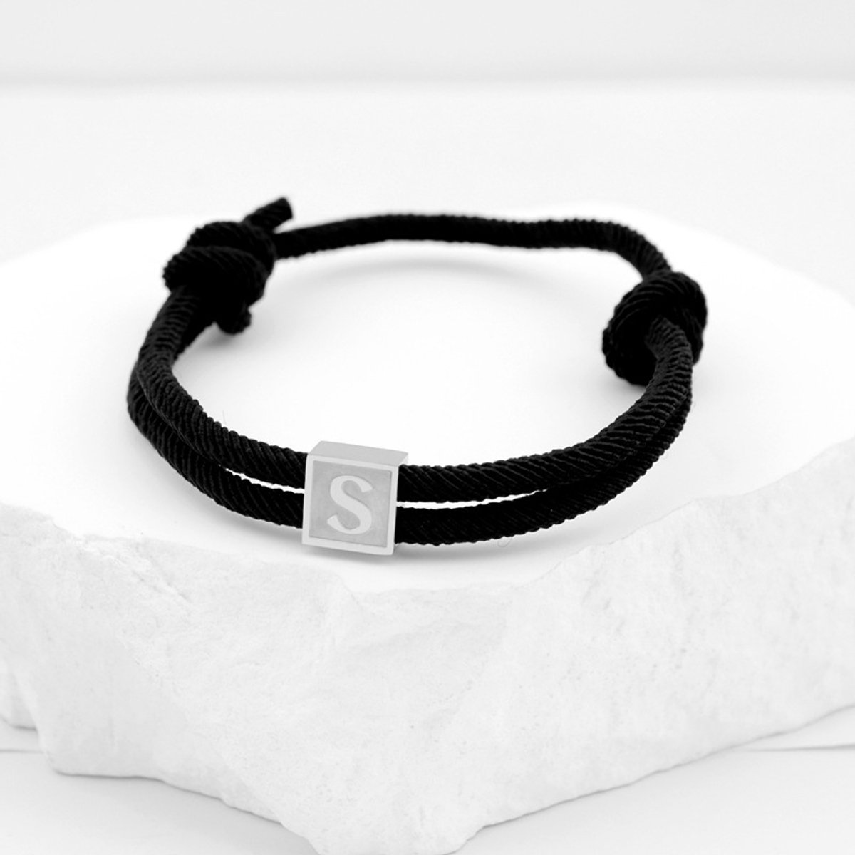 Handgeweven armband met hanger van roestvrij staal, letterarmband, zwarte gevlochten armband, verstelbaar, letter S