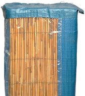 Rietmat opgerold in een blauw, geweven plastic hoes, deels zichtbaar achter een doorzichtig plastic folie.
