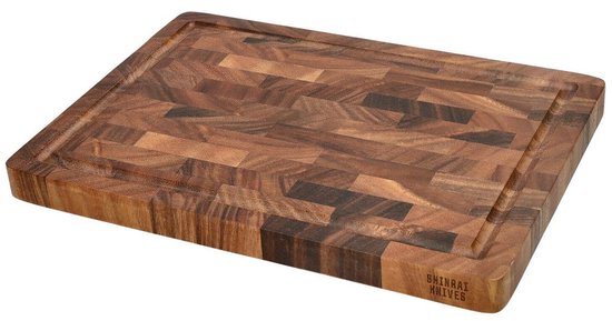 Een rechthoekige snijplank van walnotenhout met kopshouten patroon, met de tekst 'SHINRAI KNIVES' op de zijkant en een groef langs de rand.