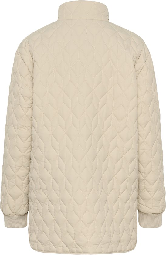 Achterkant van een beige gewatteerde jas met ruitpatroon.