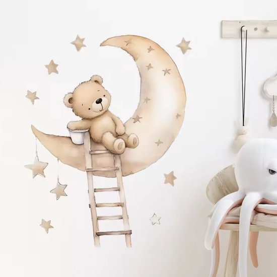 Beige teddybeer op de maan met ladder. Sterren zijn om de beer en de maan. Een deel van een tentoonstellingskamer.