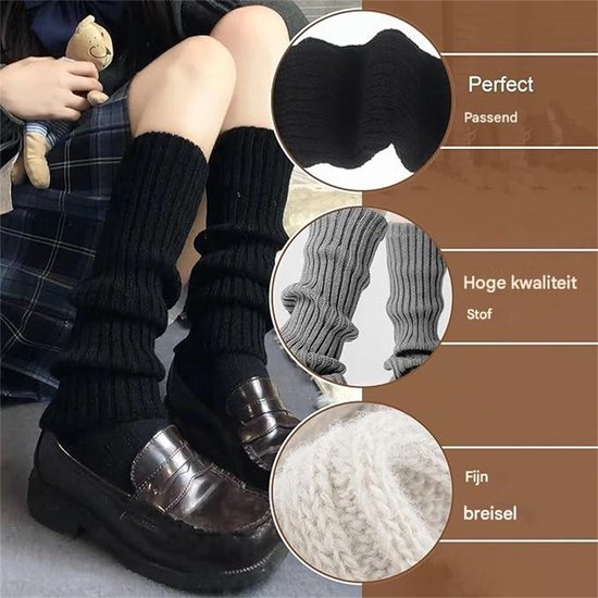 Zwarte beenwarmers met geribbelde textuur, gedragen met zwarte schoenen.