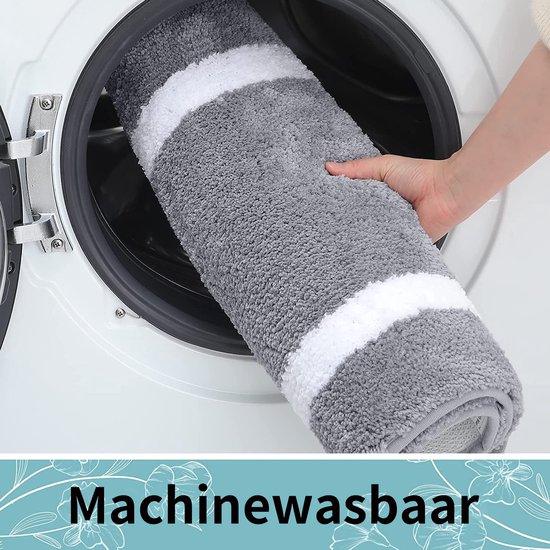 Een grijs badkleed met witte strepen wordt in een wasmachine geplaatst. Machinewasbaar.