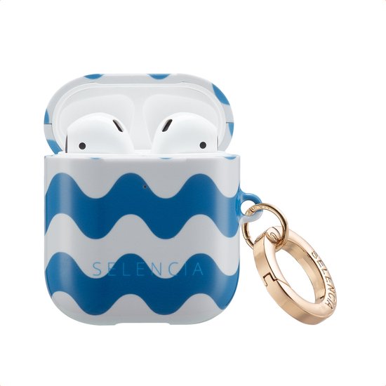Étui AirPods avec motif de vagues bleues et clip doré, ouvert avec écouteurs.