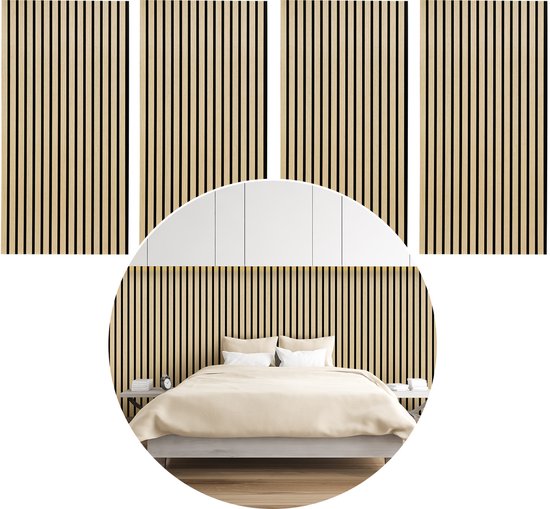 Een slaapkamer met een bed en nachtkastjes, tegen een muur van verticale houten lamellenpanelen met zwarte tussenruimtes.