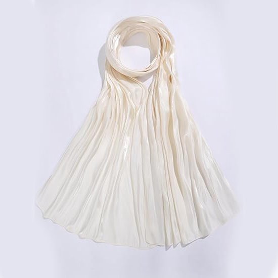 Foulard en satin blanc cassé plié avec des plis et de la brillance.
