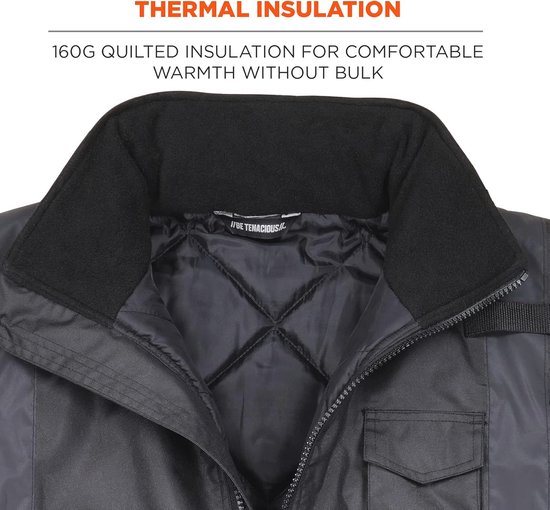 Close-up van de zwarte jas kraag met gewatteerde voering en rits. "Thermal Insulation" staat bovenaan.