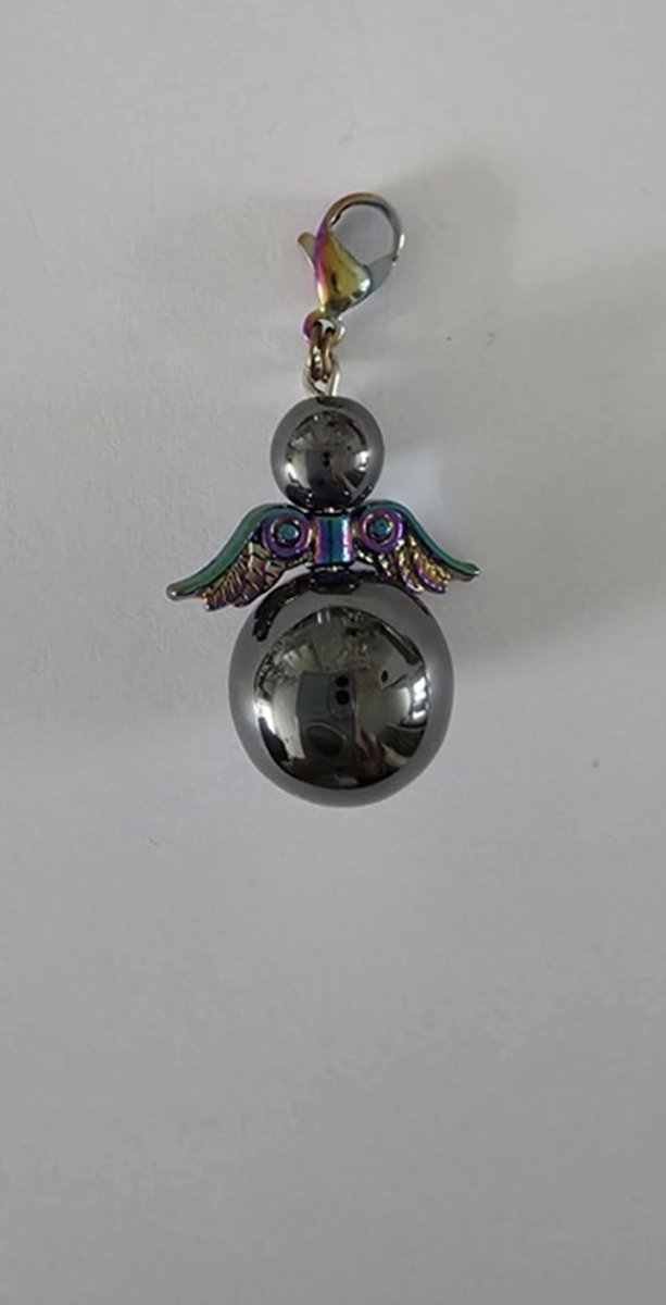 Beschermengel Hematiet Hanger met een meerkleurig vleugeltje, tashanger, sleutelhanger, geluksengel, kerstengel, kersthanger, kerst ornament, cadeau, autodecoratie, geluks engel, bescherm engel, engel, edelsteen, spiritueel, babyshower .
