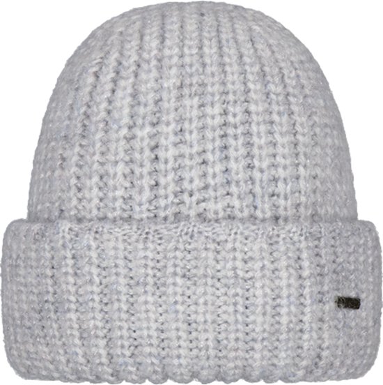 Lichtgrijze gebreide beanie met omslag en een metalen logo-detail aan de zijkant.