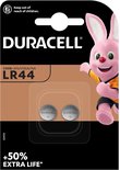 Duracell LR44 batterijen in bruine en zwarte verpakking met een roze konijn en kindveiligheidssymbool.