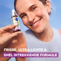 Hand met flesje NIVEA Luminous630 Serum, vrouw glimlacht met een frisse, egale huid.