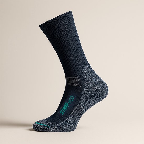 Enkele donkerblauwe Stapp Boston Eco werksok met verstevigde hiel en teen. De sok heeft horizontale grijze lijnen en een blauw detail op de teen.
