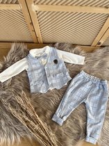 luxe baby pak -jongensset-jongenspak- drie delige katoenen baby set- vest (gilet), broek ,poloshirt met strikje-kleur lichtblauw zwart wit -12 tem 18 maanden maat 86