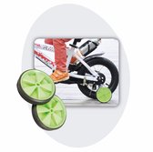 Groene fietszijwieltjes naast een close-up van een kind op een fiets.