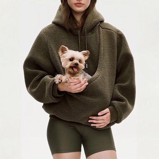 Donkergroene sherpa hoodie met kangoeroezak waarin een hondje zit.