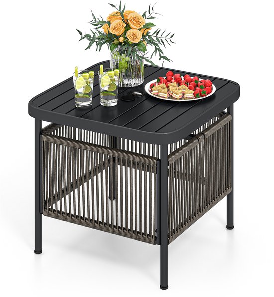 Zwarte vierkante bijzettafel met geweven onderstel, met bloemen, drankjes en aardbeien.