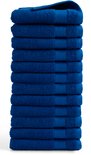 Serviettes bleu classique empilées avec un subtil motif en losange sur le bord.