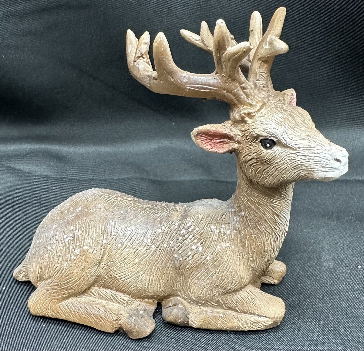 Kerstbeeld Rendier liggend - polyresin - hoogte 8 x 11 x 10 cm - bruin + glitters - Kerstdecoratie - Woonaccesoires - Decoratieve Kerst beeldjes