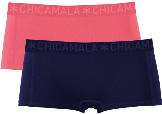 Twee CHICAMALA boxershorts op een witte achtergrond: een roze en een marineblauwe.