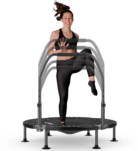 Vrouw in sportkleding die op een zwarte trampoline springt met een in hoogte verstelbare handgreep.