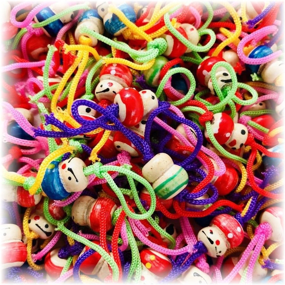 100x Gelukspoppetjes - Chinese poppetjes - Hout - Kleurrijk - Lucky charms - Sleutelhangers - Decoratie - Uitdeelcadeau - Jonyx