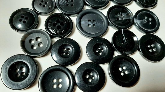 Milward Zwarte Ronde Knoop met Werkje en Zwarte Glinstersteentjes Milward Zwarte Ronde Knoop met Werkje en Zwarte Glinstersteentjes