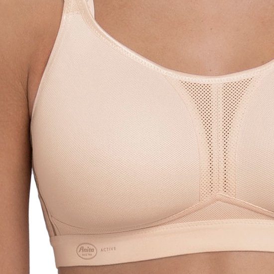 Nude sportbh met mesh details op de cups en aan de zijkant. Anita Active logo op de band.