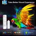 TV met een kleurrijke papegaai in 3D, naast een witte afstandsbediening en TV stick.
